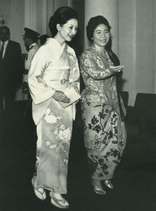 Puan Noor Aishah escorting Crown Princess Michiko of Japan at the Istana during courtesy call made by Her Highness and Crown Prince Akihito