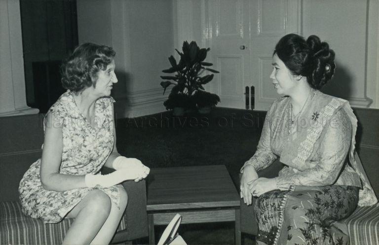 Lady Elizabeth Douglas-Home, wife of British Foreign Secretary, calling on &nbsp;Puan Noor Aishah at the Istana