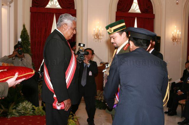 Taken at: Conferment of Distinguished Service Order (Military) on Bruneian Crown Prince Haji Al-Muhtadee Billah by President S R Nathan at the Istana Pictured: President S R Nathan and Bruneian Crown Prince Haji Al-Muhtadee Billah