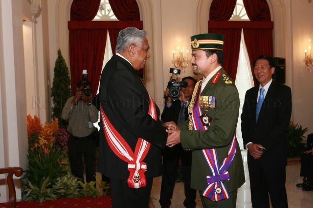 Taken at: Conferment of Distinguished Service Order (Military) on Bruneian Crown Prince Haji Al-Muhtadee Billah by President S R Nathan at the Istana Pictured: President S R Nathan, Bruneian Crown Prince Haji Al-Muhtadee Billah and Minister for Defence Teo Chee Hean