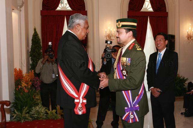 Taken at: Conferment of Distinguished Service Order (Military) on Bruneian Crown Prince Haji Al-Muhtadee Billah by President S R Nathan at the Istana Pictured: President S R Nathan, Bruneian Crown Prince Haji Al-Muhtadee Billah and Minister for Defence Teo Chee Hean