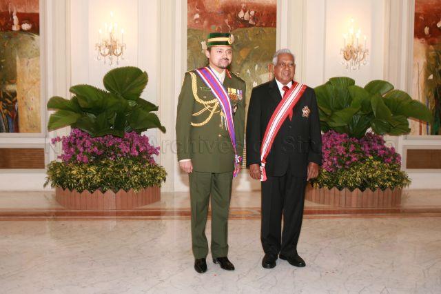Taken at: Conferment of Distinguished Service Order (Military) on Bruneian Crown Prince Haji Al-Muhtadee Billah by President S R Nathan at the Istana Pictured: President S R Nathan and Bruneian Crown Prince Haji Al-Muhtadee Billah