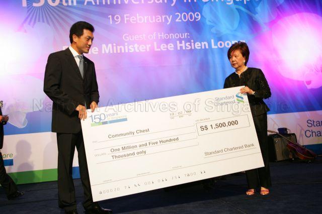Chief Executive Officer Lim Cheng Teck of Standard Chartered Bank in Singapore presenting cheque for $1.5 million to Chairperson of Community Chest Ms Jennie Chua as part of the bank's community building efforts during its 150th anniversary gala dinner at Shangri-La Hotel