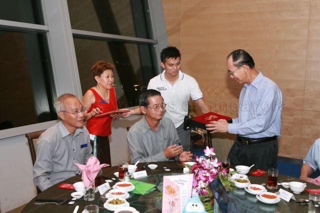 Director 3P Network, Public Utilities Board (PUB) Yap Kheng Guan (left) and Chief Executive of PUB Khoo Teng Chye (second from left) at tea reception during President and Mrs S R Nathan's official visit to Marina Barrage