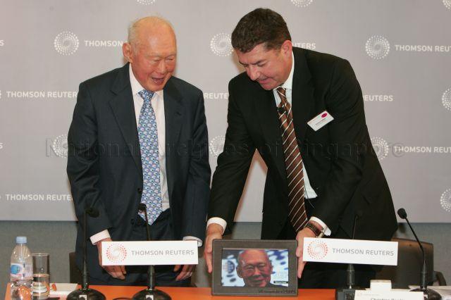 Managing Director Edward Haddad of ASEAN, South Asia & Pacific, Thomson Reuters, presenting gift to Minister Mentor Lee Kuan Yew during annual Thomson Reuters Newsmaker Event at One Raffles Quay, #28-01, North Tower