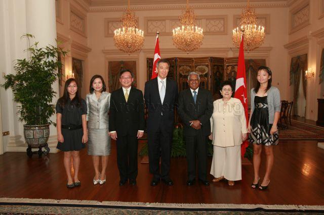 Group photograph of Minister for Manpower Gan Kim Yong (third from left) and family taken with President and Mrs S R Nathan and Prime Minister Lee Hsien Loong during the cabinet minister's swearing-in ceremony held at Istana West Drawing Room