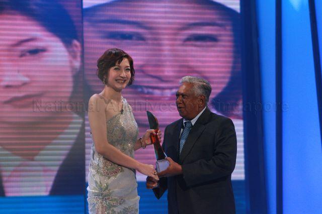 President S R Nathan presenting "All Time Favourite Artiste" award to MediaCorp TV artiste Huang Biren during Star Awards at MediaCorp TV Theatre, Caldecott Hill