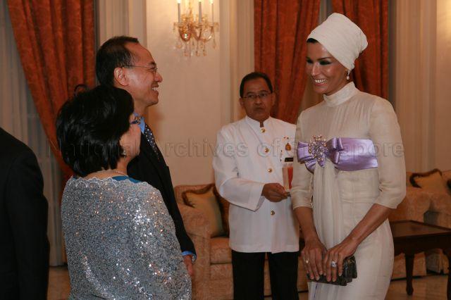 Wife of Amir of Qatar Sheikha Moza Bint Nasser Al-Missned (right) in conversation with Minister for Foreign Affairs George Yeo and his wife during state banquet hosted in honour of Amir of Qatar Sheikh Hamad Bin Khalifa Al-Thani by President and Mrs S R Nathan at the Istana