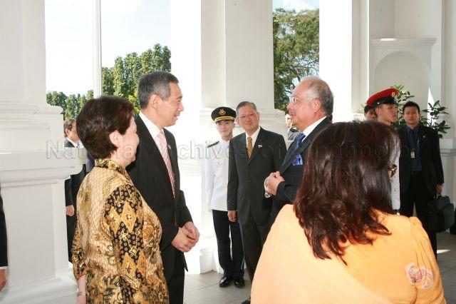Prime Minister Lee Hsien Loong and his wife Madam Ho Ching welcoming Prime Minister of Malaysia Datuk Seri Najib Tun Razak and his wife Datin Rosnah Mansor when they arrive at the Istana while on a two-day state visit to Singapore