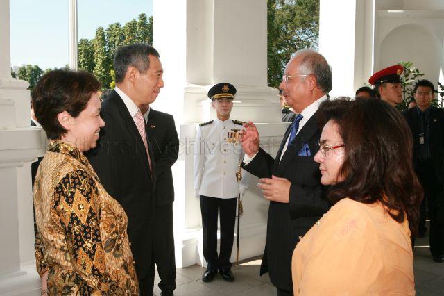 Prime Minister Lee Hsien Loong and his wife Madam Ho Ching welcoming Prime Minister of Malaysia Datuk Seri Najib Tun Razak and his wife Datin Rosnah Mansor when they arrive at the Istana while on a two-day state visit to Singapore