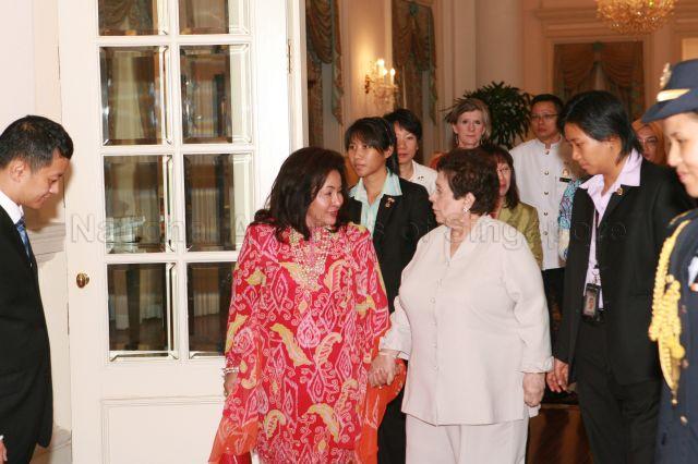 Wife of Prime Minister of Malaysia, Datin Rosmah Mansor (left) with wife of President, Mrs S R Nathan during the Malaysian Prime Minister's call on President S R Nathan at Istana