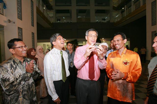 Taken at: Majlis Ugama Islam Singapura (MUIS') 40th Anniversary Dinner Celebrations at 273 Braddell Road Singapore Islamic Hub &nbsp;Pictured: Guest-of-Honour Prime Minister Lee Hsien Loong and Minister-in-Charge of Muslim Affairs Dr Yaacob Ibrahim