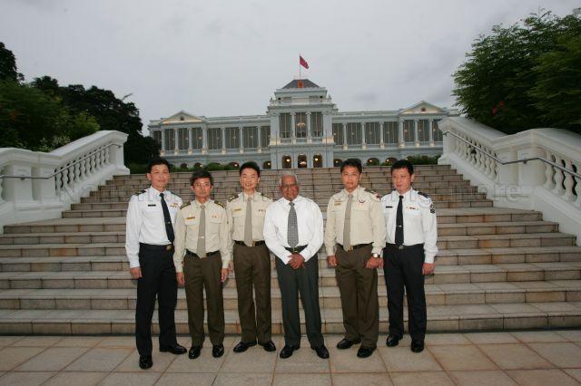 Group photograph of President S R Nathan with (from right) Staff Sergeant Gwee Geok Hwee, Major (NS) Chan Yew Wing, Lieutenant Colonel (NS) Lee Hee Kian, Lieutenant Colonel (NS) Ng Teck Kim and Captain (NS) Lim Say Wei during Singapore Armed Forces (SAF) Day Presidential Garden Reception at Istana Lawn