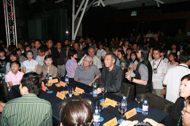 Prime Minister Lee Hsien Loong with Chairman of Business China Chua Thian Poh and participants from schools and tertiary institutions, as well as young working adults, at launch of CLing, a new Chinese-learning media platform (cling.omy.sg) jointly presented by Business China and omy.sg (Singapore Press Holdings' bilingual news portal), held at Dragonfly, St James Power Station in Sentosa Gateway