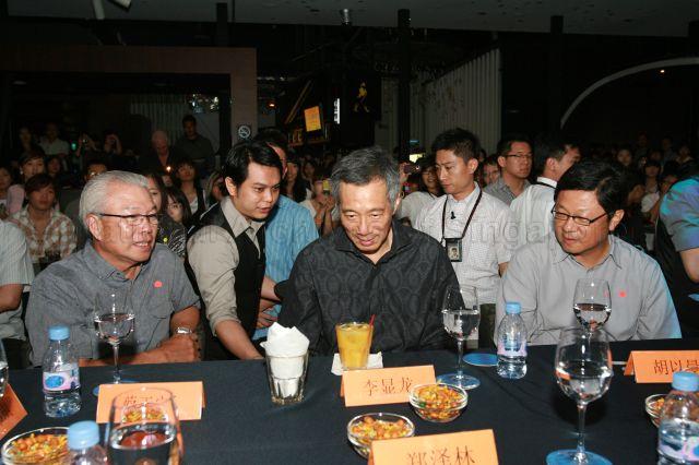 Prime Minister Lee Hsien Loong with Chairman of Business China Chua Thian Poh (left) and Senior Executive Vice-President of Singapore Press Holdings' (SPH) Chinese Newspapers Division and Newspaper Services Division Robin Hu at launch of CLing, a new Chinese-learning media platform (cling.omy.sg) jointly presented by Business China and omy.sg (SPH bilingual news portal), held at Dragonfly, St James Power Station in Sentosa Gateway