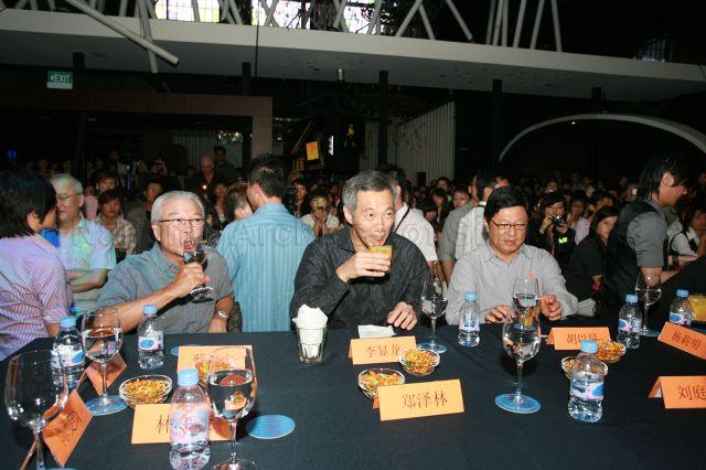 Prime Minister Lee Hsien Loong with Chairman of Business China Chua Thian Poh (left) and Senior Executive Vice-President of Singapore Press Holdings' (SPH) Chinese Newspapers Division and Newspaper Services Division Robin Hu at launch of CLing, a new Chinese-learning media platform (cling.omy.sg) jointly presented by Business China and omy.sg (SPH bilingual news portal), held at Dragonfly, St James Power Station in Sentosa Gateway