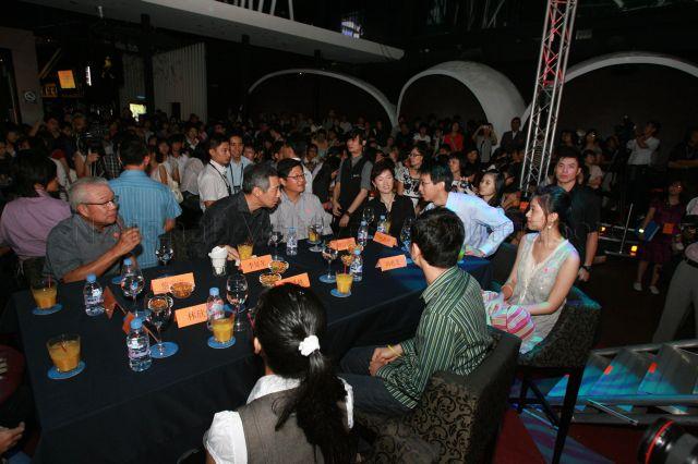 Prime Minister Lee Hsien Loong interacting with participants during launch of CLing, a new Chinese-learning media platform (cling.omy.sg) jointly presented by Business China and omy.sg (Singapore Press Holdings' [SPH] bilingual news portal), at Dragonfly, St James Power Station in Sentosa Gateway. Also present are Chairman of Business China Chua Thian Poh (left), Senior Executive Vice-President of SPH Chinese Newspapers Division and Newspaper Services Division Robin Hu and Member of Parliament for Bishan-Toa Payoh Group Representation Constituency (GRC) and Chief Executive Officer of Business China Mrs Josephine Teo.