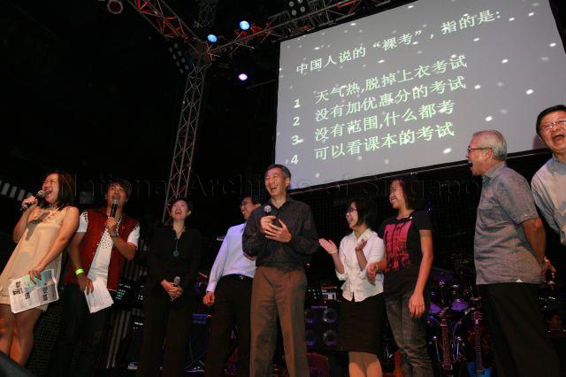 Prime Minister Lee Hsien Loong with his three assistants Ms Rachel Peh, Ms Mandaraz Lim Shi Hui and Mr Ang Kok Yong participating in quiz on Chinese language and modern China to mark launch of CLing, a new Chinese-learning media platform (cling.omy.sg) jointly presented by Business China and omy.sg (Singapore Press Holdings' bilingual news portal), at Dragonfly, St James Power Station in Sentosa Gateway