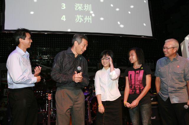 Prime Minister Lee Hsien Loong with his three assistants Ms Rachel Peh (second from right), Ms Mandaraz Lim Shi Hui and Mr Ang Kok Yong participating in quiz on Chinese language and modern China to mark launch of CLing, a new Chinese-learning media platform (cling.omy.sg) jointly presented by Business China and omy.sg (Singapore Press Holdings' bilingual news portal), at Dragonfly, St James Power Station in Sentosa Gateway. On the right is Chairman of Business China Chua Thian Poh.