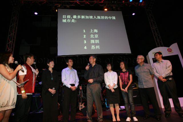 Prime Minister Lee Hsien Loong with his three assistants Ms Rachel Peh (third from right), Ms Mandaraz Lim Shi Hui and Mr Ang Kok Yong participating in quiz on Chinese language and modern China to mark launch of CLing, a new Chinese-learning media platform (cling.omy.sg) jointly presented by Business China and omy.sg (Singapore Press Holdings' bilingual news portal), at Dragonfly, St James Power Station in Sentosa Gateway