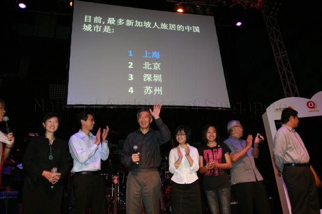 Prime Minister Lee Hsien Loong with his three assistants Ms Rachel Peh (third from right), Ms Mandaraz Lim Shi Hui and Mr Ang Kok Yong participating in quiz on Chinese language and modern China to mark launch of CLing, a new Chinese-learning media platform (cling.omy.sg) jointly presented by Business China and omy.sg (Singapore Press Holdings' bilingual news portal), at Dragonfly, St James Power Station in Sentosa Gateway