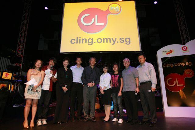 Group photograph of Prime Minister Lee Hsien Loong with (from right) Senior Executive Vice-President of Singapore Press Holdings' (SPH) Chinese Newspapers Division and Newspaper Services Division Robin Hu, Chairman of Business China Chua Thian Poh, Ms Rachel Peh, Ms Mandaraz Lim Shi Hui, Mr Ang Kok Yong, Member of Parliament for Bishan-Toa Payoh Group Representation Constituency (GRC) and Chief Executive Officer of Business China Mrs Josephine Teo and masters of ceremonies during launch of CLing, a new Chinese-learning media platform (cling.omy.sg) jointly presented by Business China and omy.sg (SPH bilingual news portal), at Dragonfly, St James Power Station in Sentosa Gateway
