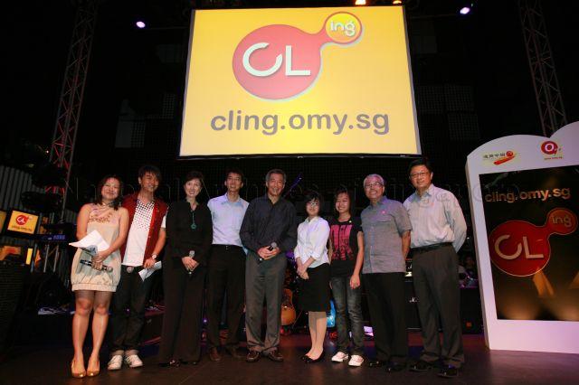 Group photograph of Prime Minister Lee Hsien Loong with (from right) Senior Executive Vice-President of Singapore Press Holdings' (SPH) Chinese Newspapers Division and Newspaper Services Division Robin Hu, Chairman of Business China Chua Thian Poh, Ms Rachel Peh, Ms Mandaraz Lim Shi Hui, Mr Ang Kok Yong, Member of Parliament for Bishan-Toa Payoh Group Representation Constituency (GRC) and Chief Executive Officer of Business China Mrs Josephine Teo and masters of ceremonies during launch of CLing, a new Chinese-learning media platform (cling.omy.sg) jointly presented by Business China and omy.sg (SPH bilingual news portal), at Dragonfly, St James Power Station in Sentosa Gateway