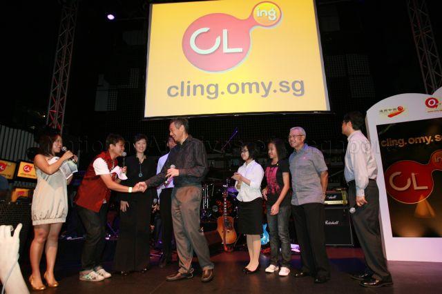 Prime Minister Lee Hsien Loong shaking hands with masters of ceremonies during launch of CLing, a new Chinese-learning media platform (cling.omy.sg) jointly presented by Business China and omy.sg (Singapore Press Holdings' bilingual news portal), at Dragonfly, St James Power Station in Sentosa Gateway