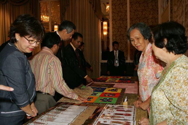 Prime Minister Lee Hsien Loong with Mayor of Central Singapore District and Member of Parliament for Bishan-Toa Payoh Group Representation Constituency (GRC) Zainudin Nordin looking at craft work done by residents during appointment ceremony of Central Singapore Community Development Council at Hotel InterContinental. On the left is Member of Parliament for Jalan Besar Group Representation Constituency (GRC) Ms Denise Phua Lay Peng.