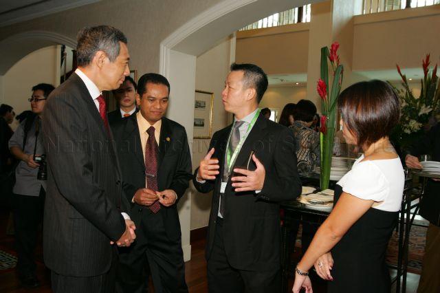 Prime Minister Lee Hsien Loong with Mayor of Central Singapore District and Member of Parliament for Bishan-Toa Payoh Group Representation Constituency (GRC) Zainudin Nordin and guests at the reception during appointment ceremony of Central Singapore Community Development Council at Hotel InterContinental
