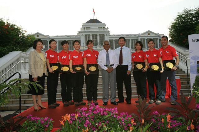 Group photograph of President S R Nathan with Minister for Community Development, Youth and Sports Dr Vivian Balakrishnan, Minister of State for Community Development, Youth and Sports Mrs Yu-Foo Yee Shoon and Singapore Women's Everest team at Istana Lawn during reception held in honour of the women Everest climbers
