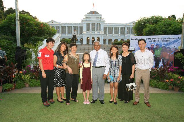 President S R Nathan in a group photograph with Ms Joanne Soo of Singapore Women's Everest team and her family members at Istana Lawn during reception held in honour of the women Everest climbers