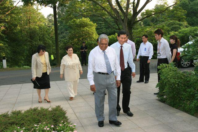 President and Mrs S R Nathan arriving at Istana Lawn to host reception for Singapore Women's Everest team. With them are Minister for Community Development, Youth and Sports Dr Vivian Balakrishnan and Minister of State for Community Development, Youth and Sports Mrs Yu-Foo Yee Shoon.
