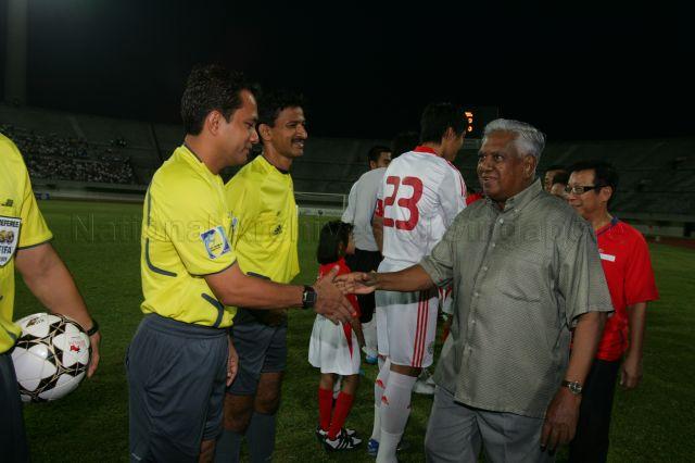 President S R Nathan greeting officials, including the referee, for the friendly football match between Singapore and China at National Stadium in Kallang. Behind him is Minister for National Development and Adviser of Football Association of Singapore Mah Bow Tan.