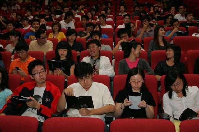 Undergraduates at Nanyang Auditorium in Nanyang Technological University (NTU) to attend Ministerial Forum on the theme "Singapore: Is there room for more?" organised by NTU Students' Union