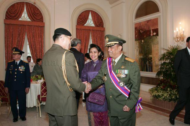 Singapore Chief of Defence Force Lieutenant-General Desmond Kuek congratulating Indonesian Chief of National Defence Forces General Djoko Santoso, who was earlier conferred the Distinguished Service Order (Military) by President S R Nathan at Istana