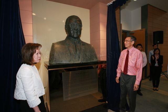 Prime Minister Lee Hsien Loong and Mavis Khoo, daughter of the late tycoon Khoo Teck Puat, standing in front of a bust of the late tycoon, during the official opening of Duke-National University of Singapore (NUS) Graduate Medical School and its new campus, the Khoo Teck Puat Building, at 8 College Road. The medical school is supported by an $80 million donation from the Estate of Khoo Teck Puat, which was matched dollar-for-dollar by a contribution from the Singapore government.