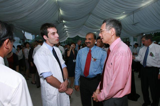 Prime Minister Lee Hsien Loong speaking to student of Duke-