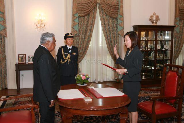 Second Permanent Secretary to Ministry of Trade and Industry Mrs Ow Foong Pheng taking oath, witnessed by President S R Nathan, at appointment ceremony held at Istana