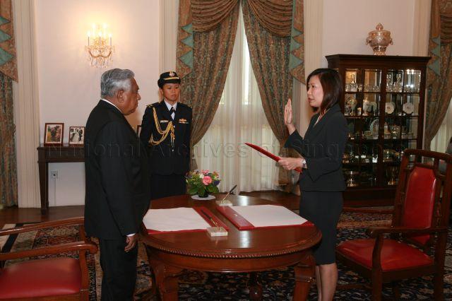 Second Permanent Secretary to Ministry of Trade and Industry Mrs Ow Foong Pheng taking oath, witnessed by President S R Nathan, at appointment ceremony held at Istana