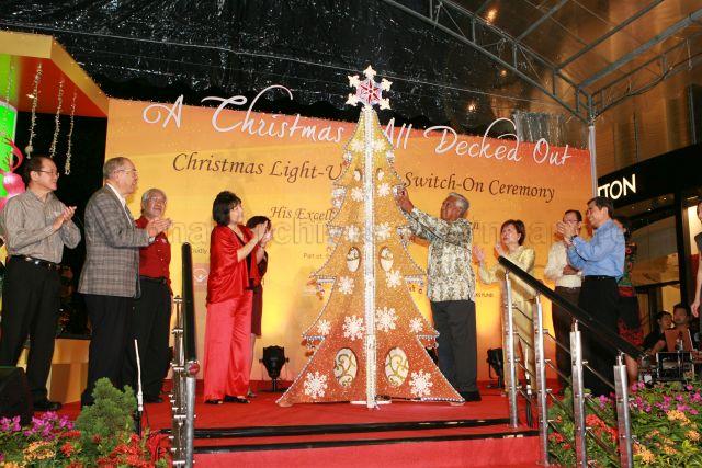 Taken at: A Christmas All Decked On - Christmas Light-Up 2009 Switch-On Ceremony at ION Orchard Outdoor Atrium <br />Pictured: Guest-of-Honour President S R Nathan, Minister of State for Community Development, Youth and Sports Mrs Yu-Foo Yee Shoon, Chairman of Community Chest Jennie Chua, Chairman Emeritus of Hitachi, Ltd. Dr Tsutomu Kanai and President for National Council of Social Service Kwek Siew Jin