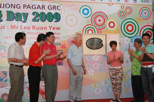 Minister Mentor Lee Kuan Yew and Member of Parliament (MP) for Tanjong Pagar Group Representation Constituency (GRC) Ms Indranee Rajah unveiling commemorative plaque during tree planting day at Henderson Heights. Also on stage are fellow MPs for Tanjong Pagar GRC (from right) Baey Yam Keng, Associate Professor Koo Tsai Kee, Rear Admiral (NS) Lui Tuck Yew and Sam Tan Chin Siong.
