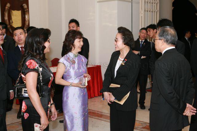 China's Ambassador to Singapore Madam Zhang Xiaokang (second from right) chatting with guests at Istana during state banquet for Chinese President Hu Jintao , who is on a three-day state visit to Singapore in conjunction with Asia-Pacific Economic Cooperation (APEC) leaders' meeting