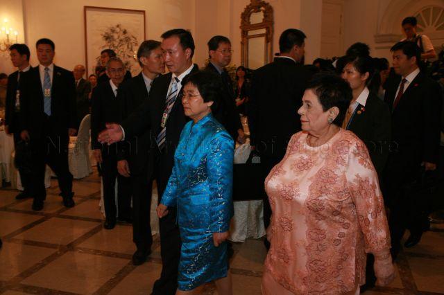 Madam Liu Yongqing, wife of Chinese President Hu Jintao, arriving at Banquet Hall, Istana, to attend state banquet hosted by President S R Nathan. Accompanying her is Mrs S R Nathan.