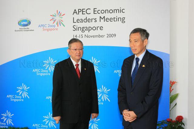 Prime Minister Lee Hsien Loong and Chief of Protocol Lim Cheng Hoe of Ministry of Foreign Affairs awaiting arrival of President of United States Barack Obama at Istana