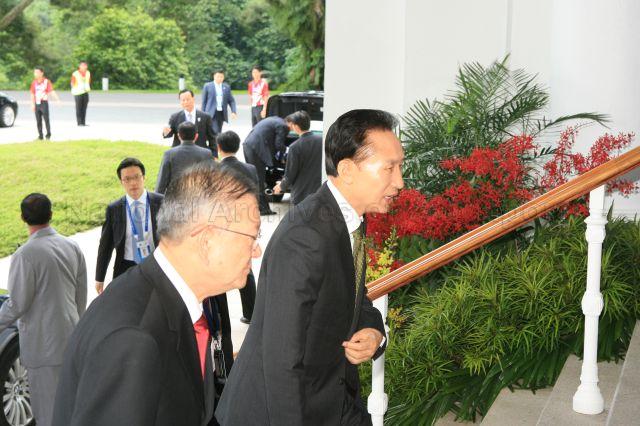 South Korean President Lee Myung-bak being greeted by Chief of Protocol Lim Cheng Hoe of Ministry of Foreign Affairs upon arrival at Istana to attend retreat session of 17th APEC (Asia-Pacific Economic Cooperation) Economic Leaders meeting