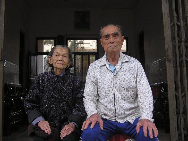 Mr and Mrs Wu Hui Min, who live in Zhongyuan town of Hainan's Qionghai County.