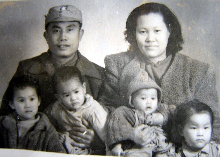 Family photograph of Li Yuemei with her husband Yang Weiquan and children. Li, from Penang, who disguised herself as a man to serve the army was sent to the Yunnan-Burma Road. She worked alongside with other Nanyang Chinese volunteer drivers and mechanics.