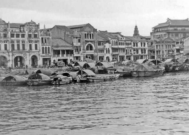 Bum boats at Singapore River, Boat Quat with pre-war houses in background, c.1950s
