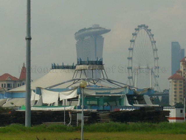 Photo of the oasis buildings. To make way for the upcoming Singapore Sports Hub, the National Stadium and buildings surrounding the stadium such as the oasis buildings were demolished. Although the stadium was officially closed on 30 June 2007, the demolition process was only started on 29 September 2010.